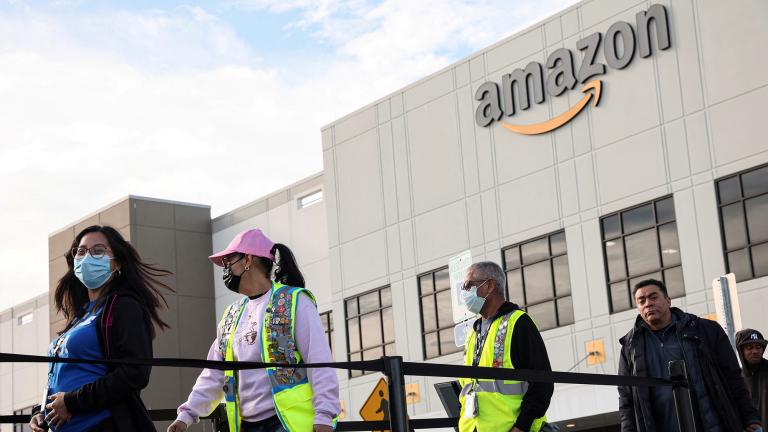 Trabajadores hacen fila para emitir sus votos para una elección sindical en el centro de distribución JFK8 de Amazon, NY. Foto: Reuters