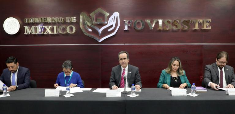 César Buenrostro Moreno, vocal ejecutivo del Fovissste, informó las medidas para mitigar el impacto de la alza en la UMA. Foto: EE Hugo Salazar..