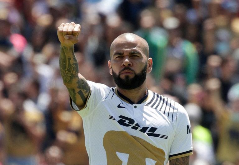 Dani Alves durante un partido con los Pumas de la UNAM en CU. Foto: Reuters