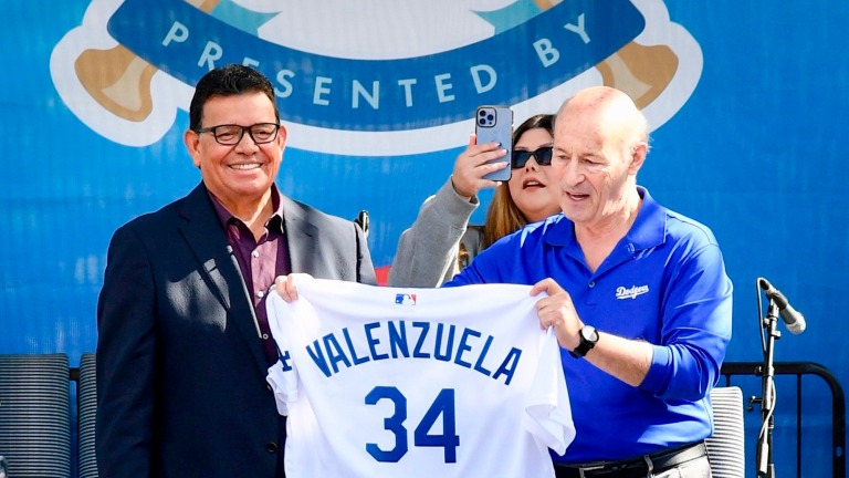 El retiro del número 34 que portó el mexicano Fernando Valenzuela se concretará en una fiesta que se llevará a cabo entre el 11 y 13 de agosto, durante la serie de los Dodgers y los Rockies de Colorado. Foto EE: Cortesía Twitter