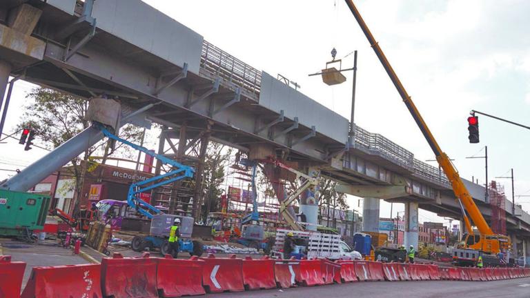 CIUDAD DE M…XICO, 26ENERO2023.- Trabajadores de obra contin˙an soldando y reforzando la nueva trabe de la estaciÛn del metro Olivos de la LÌnea 12, la cual sufriÛ un choque de trenes el pasado 3 de mayo del 2021.FOTO: GRACIELA L”PEZ /CUARTOSCURO.COM