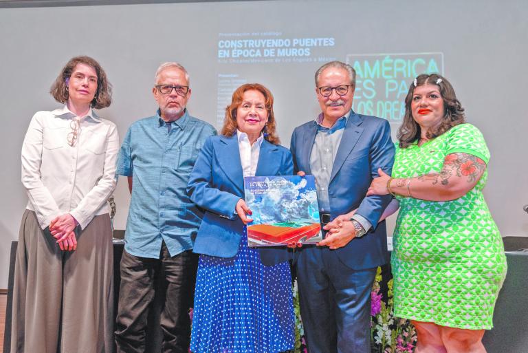 El autor, Cástulo de la Rocha, en compañía de Lucina Jiménez, directora del INBAL, presentó el libro en Bellas Artes. Foto EE: Cortesía