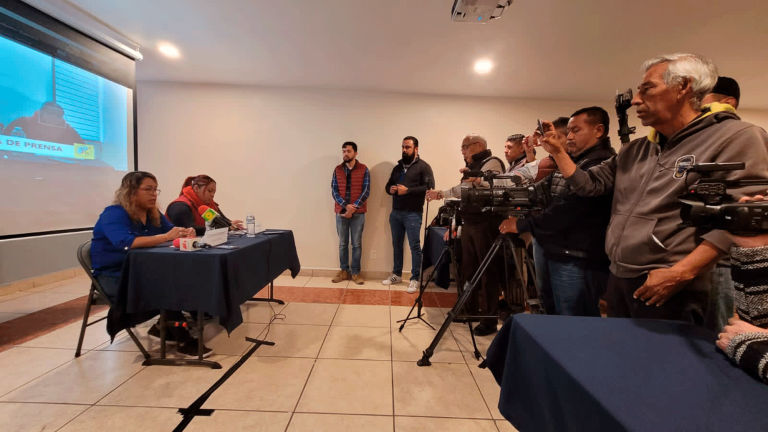 Cristina Ramírez y Yadira Saucedo, afiliadas a la Liga Sindical Obrero Mexicana, denunciaron en conferencia que ha habido calumnias, insultos y agresiones en contra de los miembros de la Liga. Foto EE: Cortesía