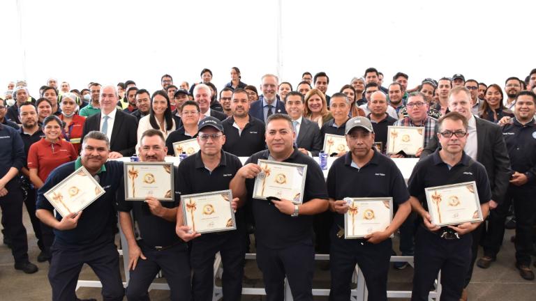 En la conmemoración de las tres décadas de Tetra Pak en el estado, el titular de Sedesu entregó reconocimientos a los colaboradores de la compañía. Foto: Cortesía Sedesu