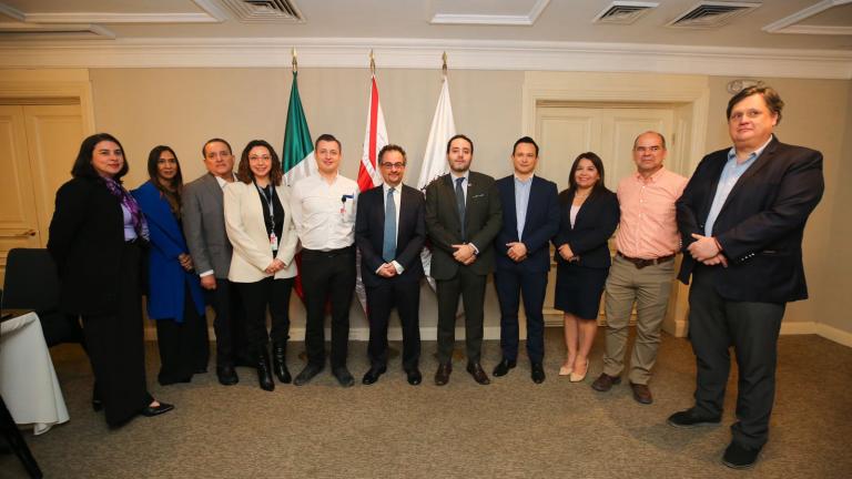 El presidente municipal de Monterrey, Luis Donaldo Colosio Riojas, y el embajador de Reino Unido en México Jon Benjamin, anunciaron que el Programa Cero-Neto y Resiliencia Reino Unido-Latinoamérica. Foto: Cortesía