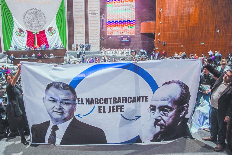 Morenistas sacaron pancartas en San Lázaro en donde vincularon a Felipe Calderón. Foto: Cuartoscuro