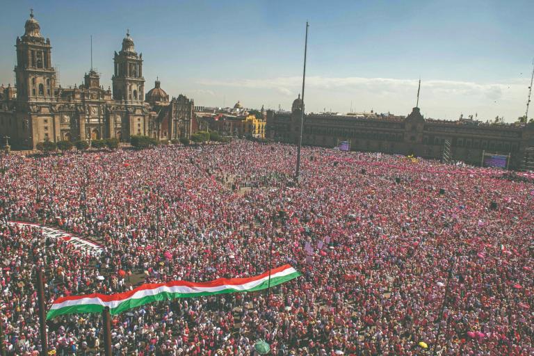 Unas 100,000 personas acudieron al Zócalo de la CDMX con la consigna de defender al INE ante la reforma electoral aprobada.