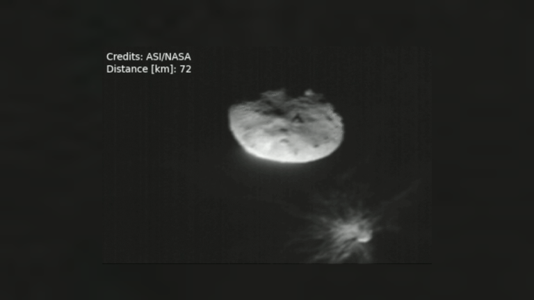 Imagen del sistema binario Didymos obtenida por la cámara LUKE del cubesat LICIACube de la Agencia Espacial Italiana (ASI), capturadas justo después del impacto de la nave espacial Double Asteroid Redirect Test (DART) de la NASA con el asteroide Dimorphos (situado abajo) el 27 de septiembre de 2022. Foto: NASA