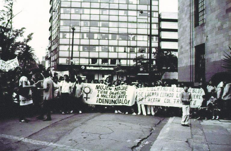 Mitin contra la violencia hacia las mujeres en 1980 en Ciudad de México. Foto: Archivo: Ana Victoria Jiménez