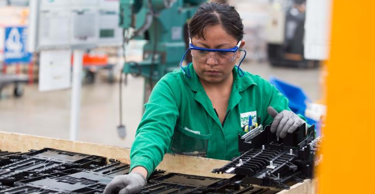 Mujer trabajando en una maquiladora. Foto: Archivo