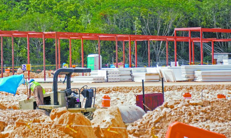 CANC⁄N, QUINTANA ROO, 11OCTUBRE2022.- Empleados de la obra del Tren Maya en la entidad contin˙an levantando estructuras de lo que ser· una de las estaciones, justo detr·s del Aeropuerto Internacional de Canc˙n. El banderazo de inicio de obra del tramo 5, se llevÛ a cabo en marzo de 2021, siendo apenas este aÒo cu·ndo se iniciÛ con el desmonte y posterior levantamiento de andamios.Se espera que la mega obra sea puesta en operaciÛn en 2024 a antes que culmine el mandato del presidente AndrÈs Manuel LÛpez Obrador. FOTO: ELIZABETH RUIZ/CUARTOSCURO.COM