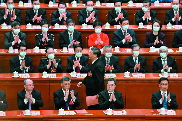 El presidente de China, Xi Jinping, camina entre los delegados para emitir su voto. Foto: AFP