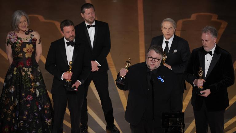 Guillermo del Toro, Mark Gustafson, Gary Ungar y Alex Bulkley aceptan el Oscar a la Mejor Película de Animación por "Guillermo Del Toro's Pinocchio" durante la entrega de los Oscar en la 95.ª edición de los Premios de la Academia en Hollywood, Los Ángeles, California, Foto: Reuters