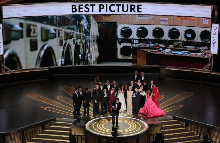 Daniel Kwan, Daniel Scheinert y Jonathan Wang recibieron el Oscar a Mejor Película por el filme de ciencia ficción "Todo en todas partes al mismo tiempo". Foto: Reuters