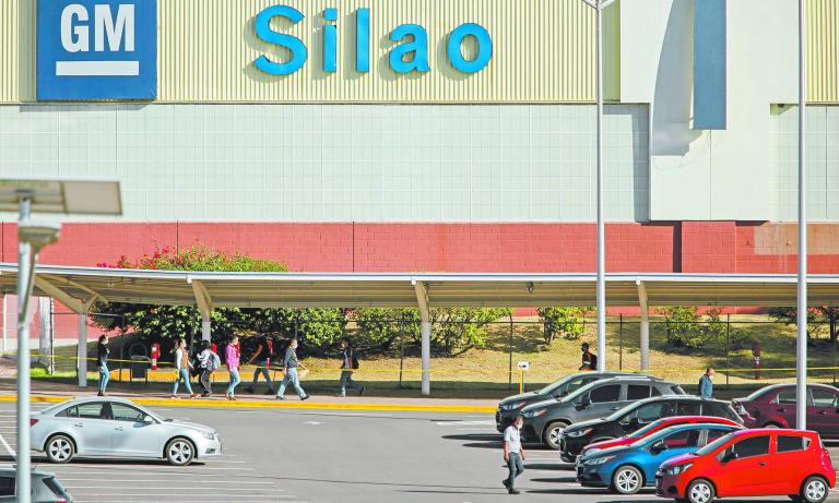 FILE PHOTO: Workers arrive for a shift at the GM truck assembly plant amid the outbreak of the coronavirus disease (COVID-19), in Silao, Mexico May 22, 2020. REUTERS/Sergio Maldonado/File Photo-NARCH/NARCH30