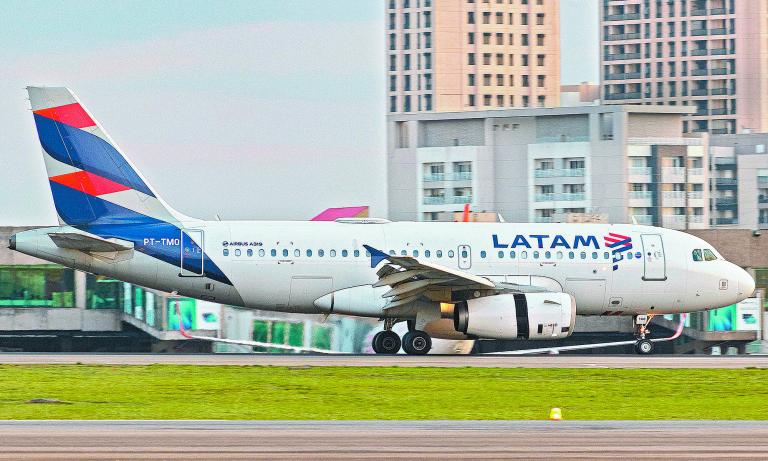 S√O PAULO/SP/BRAZIL - 04/12/2019:  Airbus A319 of LATAM Airlines Brasil. Landing at Congonhas Airport.