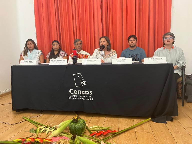 Flor y Niki, radialistas de Radio Tosepan; Fausto Sandoval, autoridad indígena de San Andrés Chicahuaxtla, Oaxaca; Blanca Cruz, moderadora de la rueda de prensa; Carlos Mata, representante de la radio Estéreo Lluvia, y Karla Prudencio Ruiz, abogada de la organización Redes A.C. Foto: JSG