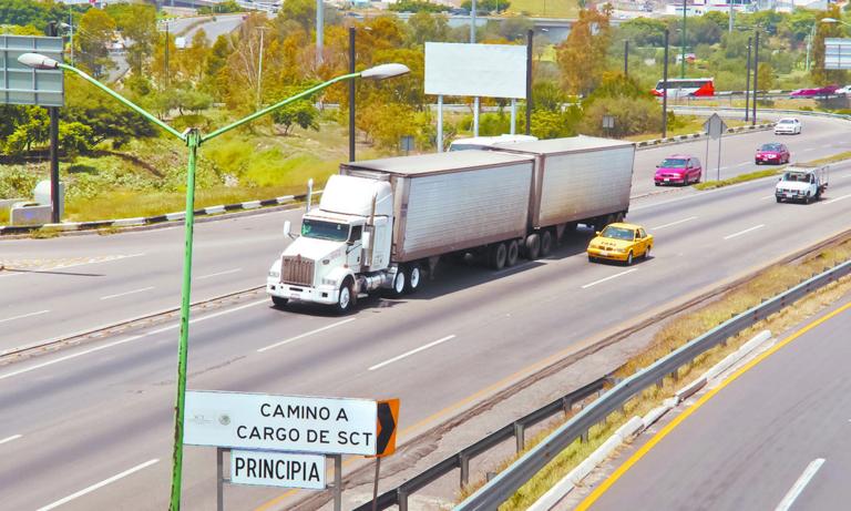 ASPECTOS DE VEHICULOS Y TRANSPORTE DE CARGA EN LA CARRETERA 57, LA MAS TRANSITADA Y PELIGROSA DEL PAIS