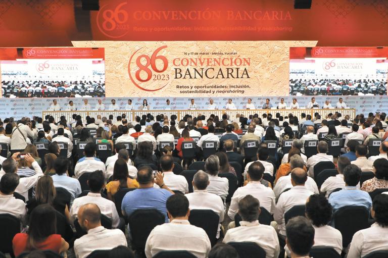 Ayer se llevó a cabo la inauguración de la 86 Convención Bancaria, la gobernadora del banco central, habló frente a los banqueros y representantes del gobierno federal. Foto EE: Hugo Salazar