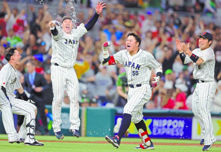 El pitcher abridor fue el lanzador japonés Roki Sasaki, que comenzó ponchando a Randy Arozarena.