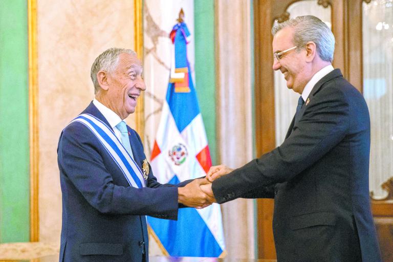 El presidente de República Dominicana, Luis Abinader (der), recibió al presidente de Portugal, quien participará en la Cumbre Iberoamericana. Foto: Reuters