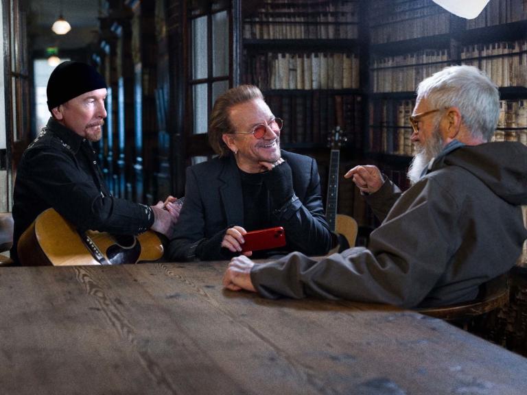 The Edge y Bono en conversación con David Letterman. Foto: Cortesía Disney+