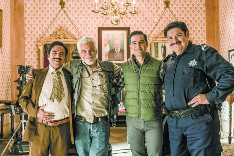 El director, con actores del elenco: por la izquierda Damián Alcázar, Luis Estrada, Alfonso Herrera y Joaquín Cosío. Foto: Cortesía