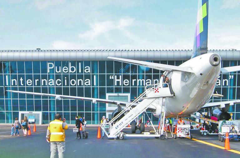 El aeropuerto internacional de Puebla sería uno de los beneficiados por la puesta en marcha de autobuses “alimentadores”.