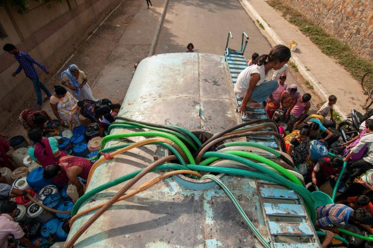 Camión cisterna repartiendo agua en Nueva Delhi (India). Foto: Shutterstock