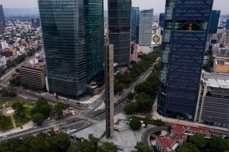 CIUDAD DE MÉXICO, 13AGOSTO2020.- La Sala Superior del Tribunal Federal de Justicia Administrativa (TFJA), determinó que Andres León Reguera y Juan Alberto Bravo Hernández deben devolver 216.3 millones y 230.8 millones de pesos, respectivamente, por simular la compra de acero inoxidable a mayor precio durante la construcción de la Estela de Luz. El monumento monumento construido durante el sexenio de Felipe Calderón Hinojosa como homenaje al bicentenario de la Independencia y centenario de la Revolución Mexicana, ha estado envuelto en polemica desde su construcción. FOTO: GALO CAÑAS /CUARTOSCURO.COM