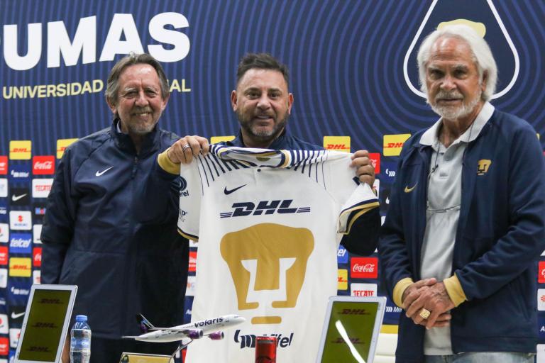 Antonio "Turco" Mohamed fue presentado como nuevo tecnico de Pumas, lo acompa�aron durante la rueda de prensa Leopoldo Silva, presidente del club Pumas, y su director deportivo, Miguel Mej�a Bar�n.