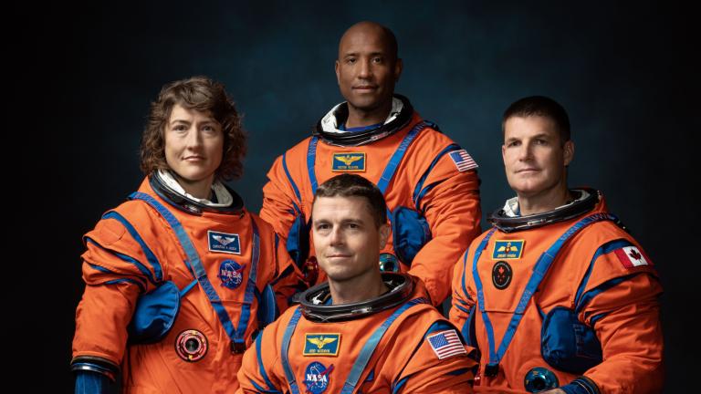 La tripulación de la misión Artemis II de la NASA (de izquierda a derecha): los astronautas de la NASA Christina Hammock Koch, Reid Wiseman (sentado) y Victor Glover, y el astronauta de la Agencia Espacial Canadiense Jeremy Hansen. Foto: NASA