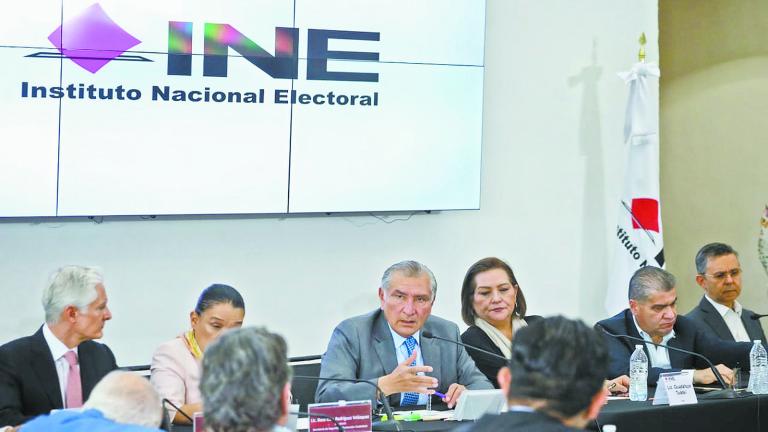 Ad�n Augusto L�pez, secretario de Gobernaci�n, y Guadalupe Taddei, consejera presidenta, durante la reuni�n en el INE para brindar seguridad al proceso electoral en el Estado de M�xico y Coahuila.