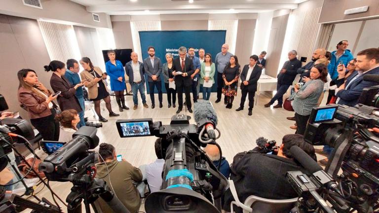 La ministra del Trabajo y Previsión Social, Jeannette Jara, y el titular de Hacienda, Mario Marcel, dieron a conocer en qué consistió el acuerdo logrado con representantes de Central Unitaria de Trabajadores. Foto EE: Cortesía / Twitter @MintrabChile