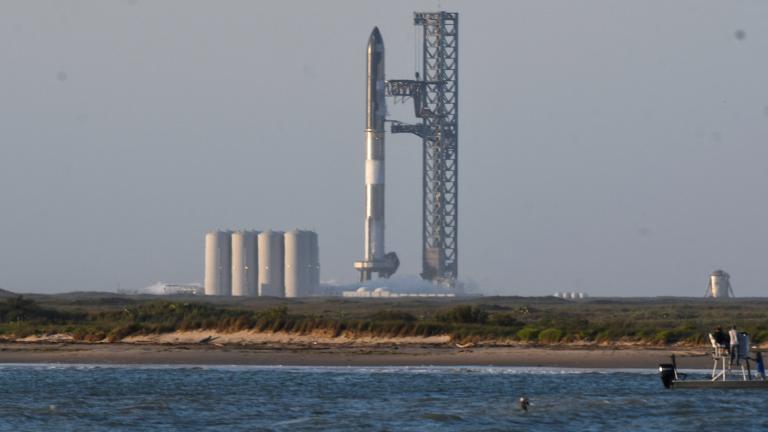 Con su altura de 120 metros, Starship pertenece a la categoría de lanzadores superpesados, capaces de transportar más de 100 toneladas de carga a la órbita. Foto: Reuters