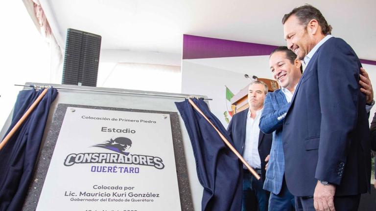 El gobernador de Querétaro, Mauricio Kuri colocó la primera piedra para dar inició a la construcción del estadio de los Conspiradores de Querétaro. Foto EE: Cortesía / Twitter @gobqro