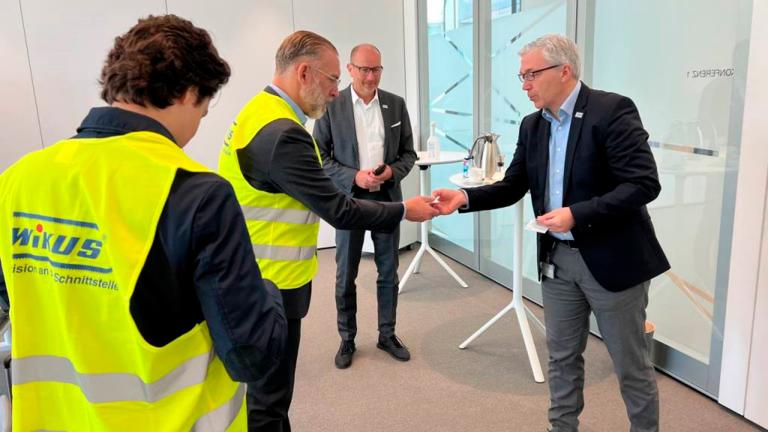 El titular de la Secretaría de Desarrollo Sustentable de Querétaro, Marco Antonio del Prete Tercero, realizó una visita a las instalaciones de la empresa WIKUS. Foto: Cortesía Gobierno de Querétaro