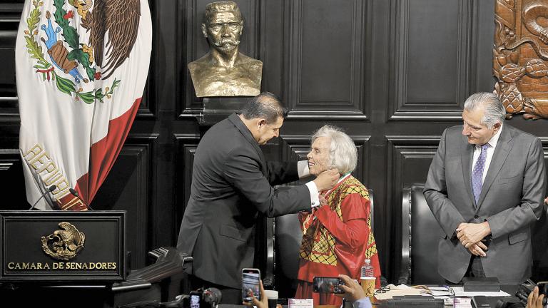 El Senado de la República entregó la Medalla Belisario Domínguez a la escritora y activista Elena Poniatowska Amor. Foto EE: Hugo Salazar