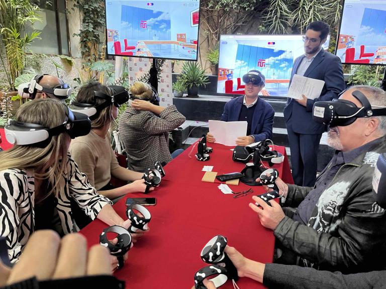 Kiyoshi Tsuru, de TMI Abogados, al centro de la mesa durante la presentación de su espacio virtual en el metaverso. Foto: JSG.