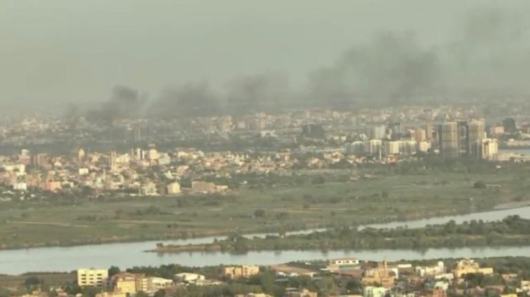 Video de drone muestra humo elevándose sobre ciudad sudanesa cerca de Jartum. Foto: Reuters