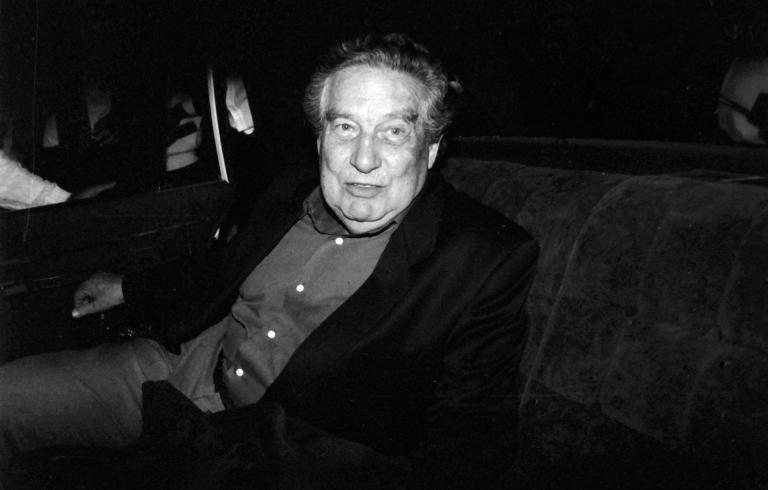 Octavio Paz llega al aeropuesto de Ciudad de México en octubre de 1990. Gobierno CDMX