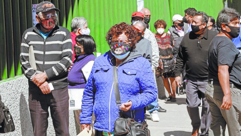 CONTINUA LA VACUNACION A LOS ADULTOS MAYORES CONTRA EL COVID-19 EN CUAJIMALPA. FOTO :HUGO SALAZAR / EL ECONOMISTA .