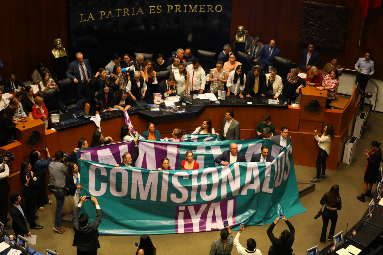 Senadores del PAN, PRI e independientes se apostaron al pie de la tribuna y desplegaron dos enormes mantas exigiendo la aprobación de los nombramientos pendientes de comisionados del Inai. Foto EE: Rosario Servin