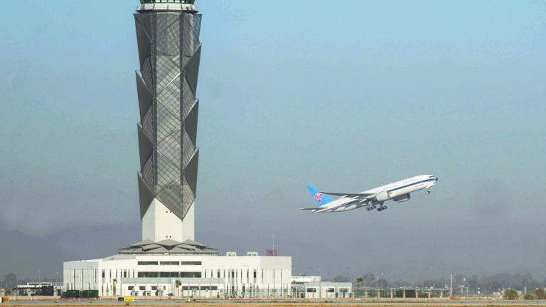 Un vuelo de carga chino despega desde una de las pistas del Aeropuerto Internacional Felipe �ngeles.