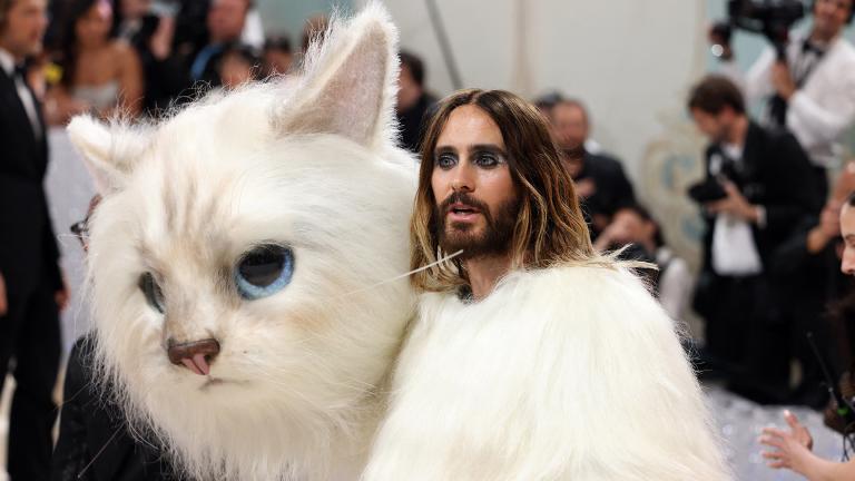  Jared Leto, vestido como el gato Choupette de Karl Lagerfeld, posa en la Gala del MET. Foto: Reuters