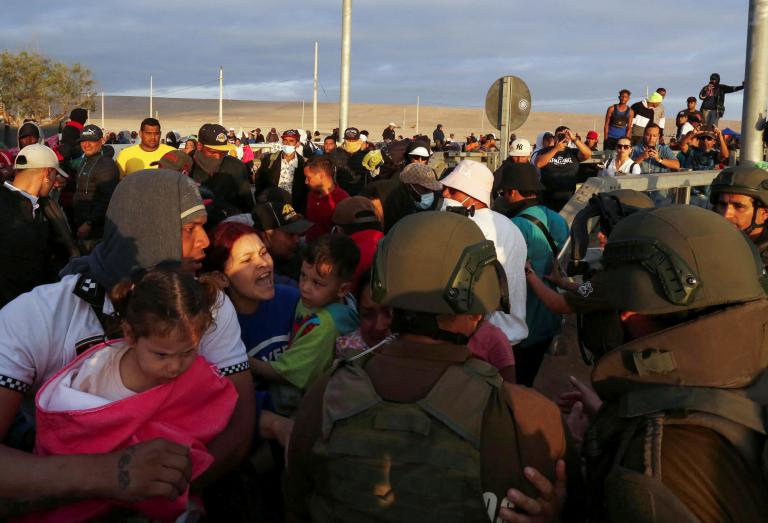 Migrantes venezolanos atrapados en la frontera entre Chile y Perú. Foto: Reuters