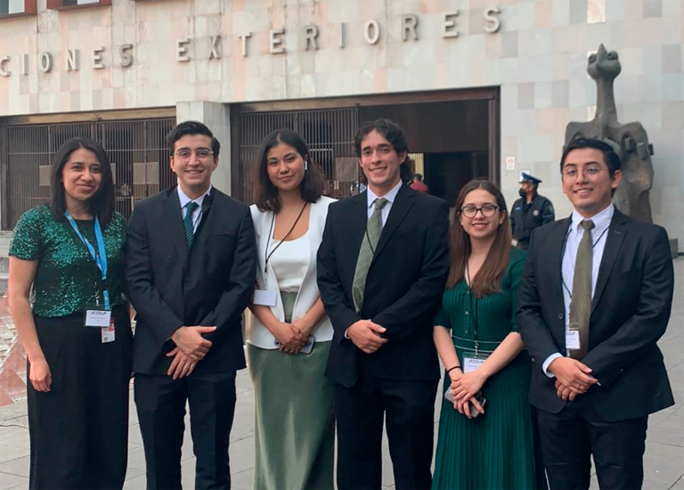 Ariadna Mercado, Sebastián Revilla, Mariann Arantxa Hernández, Franz Denton Enríquez, Sara Medrano y Julio César Piña. FOTO EE: Cortesía Franz Denton Enríquez 