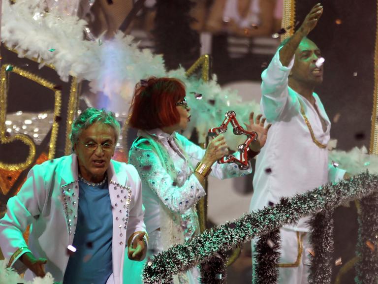 Rita Lee acompañada de Caetano Veloso y Gilberto Gil en una presentación en la escuela Aguia de Ouro Samba en 2012. Foto: Reuters