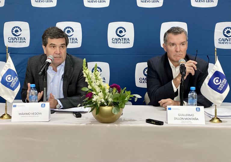 Máximo Vedoya, presidente de Caintra y Guillermo Fillon, director saliente del organismo. Foto: Especial