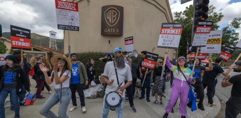 Trabajadores en huelga forman un piquete frente a los estudios Warner Bros. durante el segundo día de la huelga de guionistas de Hollywood, el 3 de mayo de 2023, en Burbank, California.